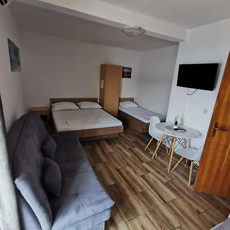 ゲストハウス Lezenic M