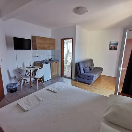 ゲストハウス Lezenic M ネウム