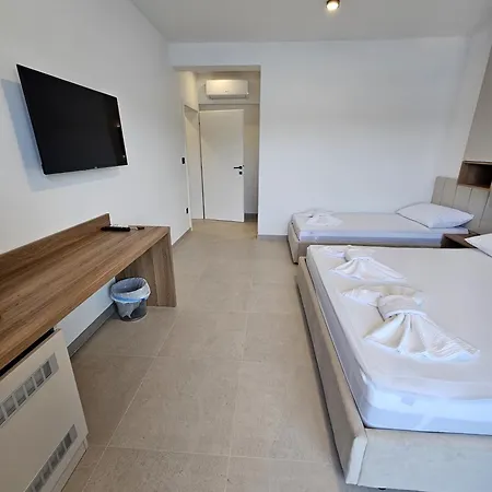 Lezenic M ゲストハウス ネウム