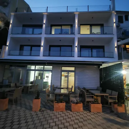 Lezenic M ゲストハウス ネウム