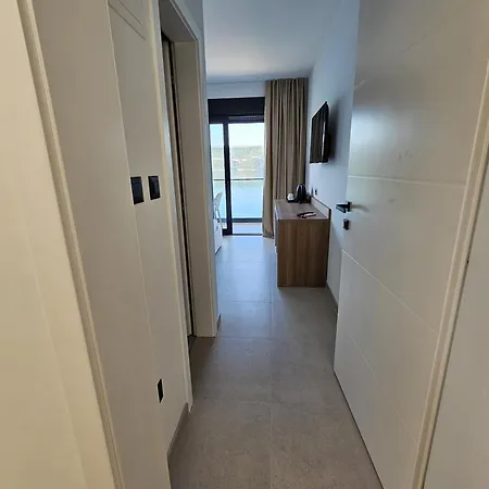 ゲストハウス Lezenic M ネウム