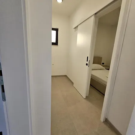 ゲストハウス Lezenic M ネウム